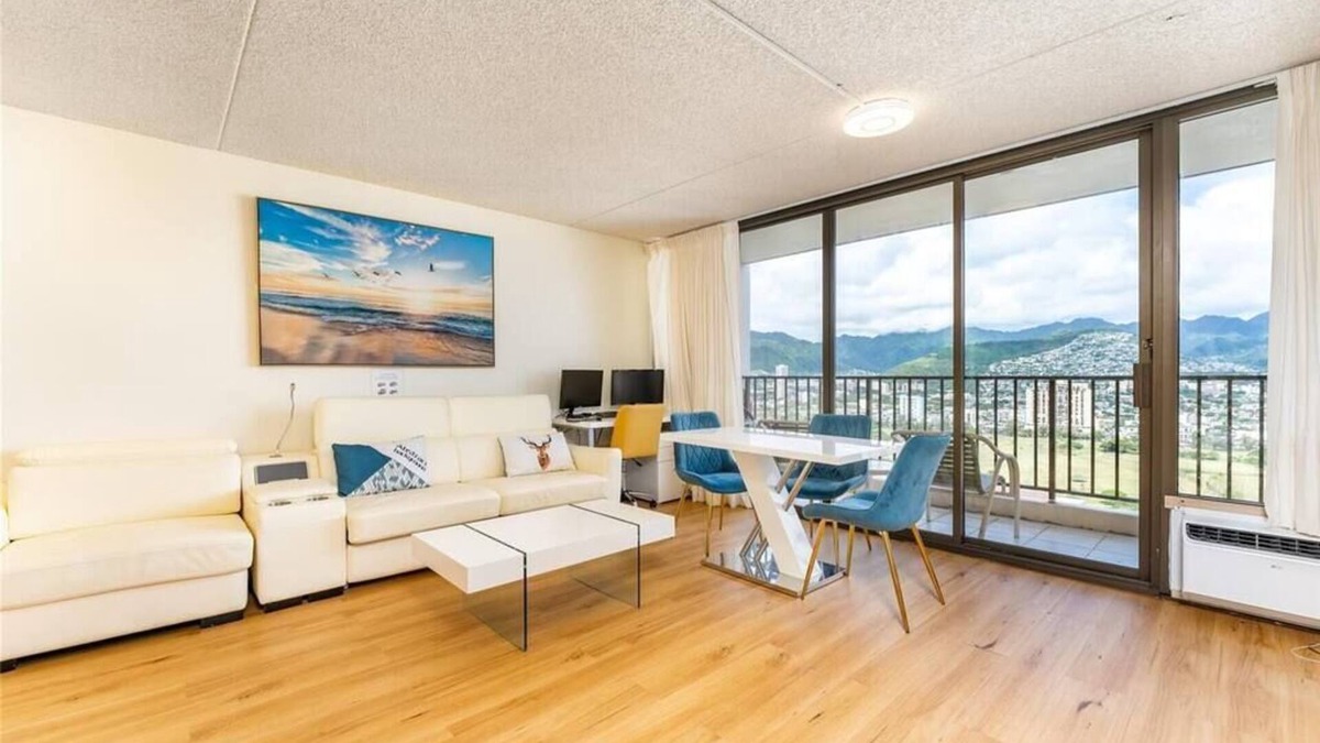 Waikiki Condo | High Floor 1 BD Condo - Steps away from the beach!