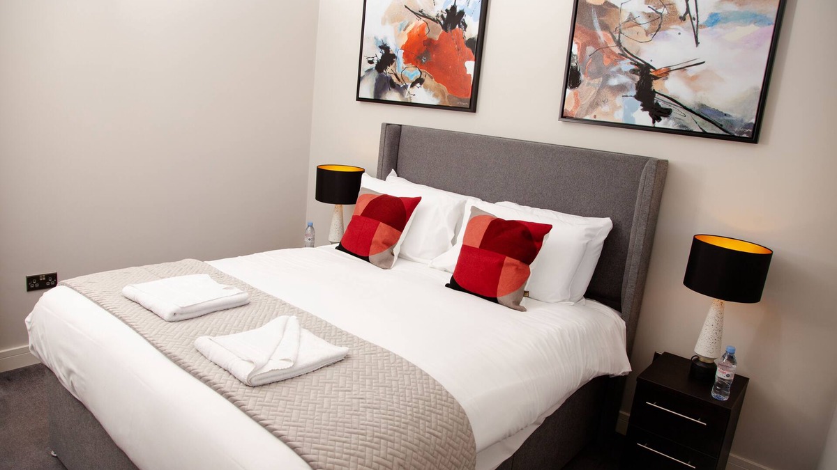 Swindon Apartment | High Life Luxury Serviced Apartments