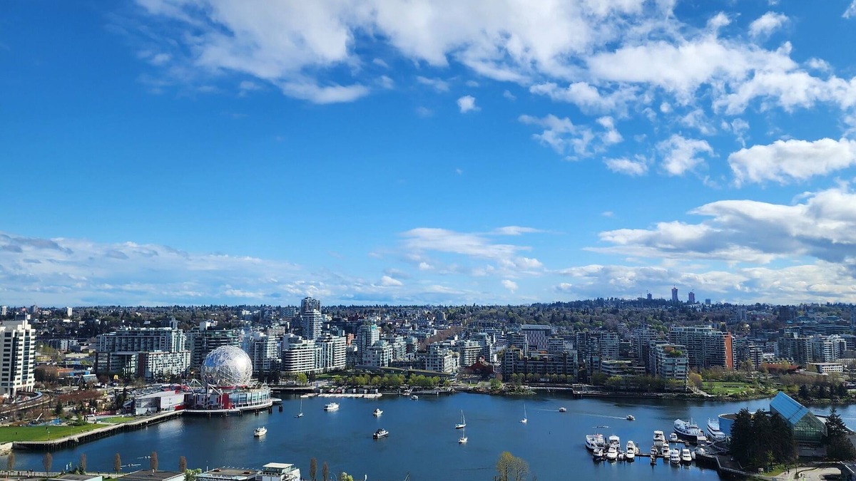 Strathcona Condo | High-Rise Condo with water View | Near Stadiums