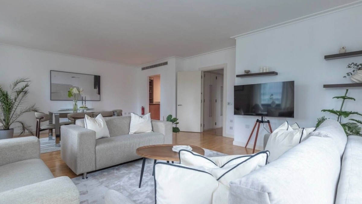 Canary Wharf Apartment | High -Rise waterfront Apartment