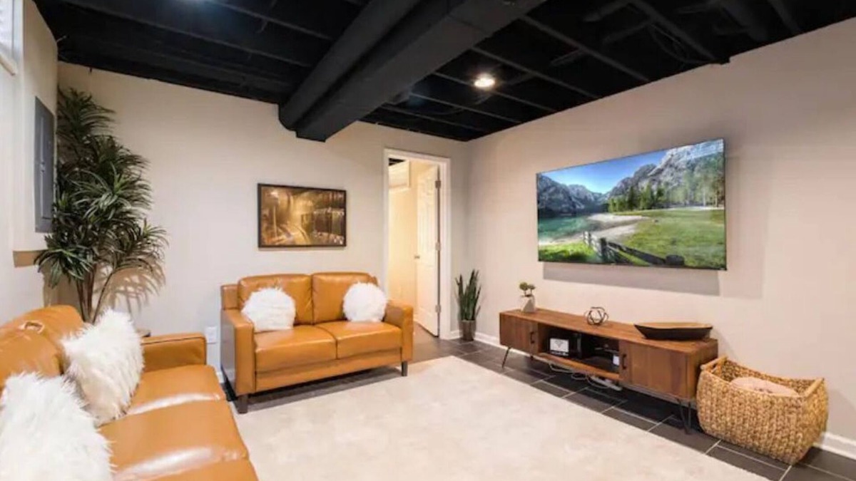 Phoenix Hill House | High Rye Home! Nulu | Bourbon District | King Beds