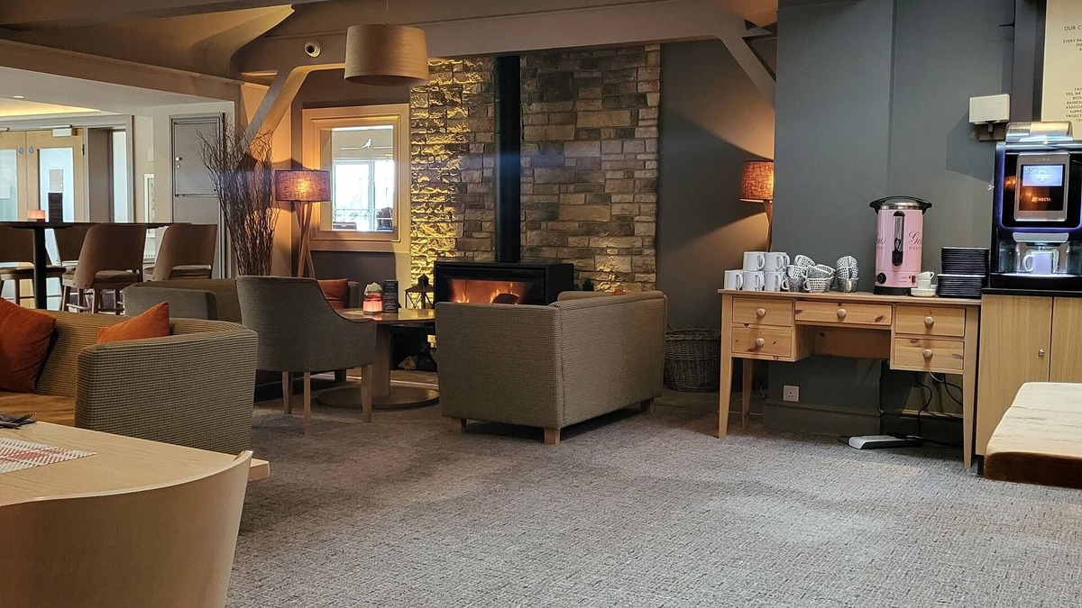 Allerthorpe Cabin | High spec lake side lodge locate on a 5 star golf club and country park