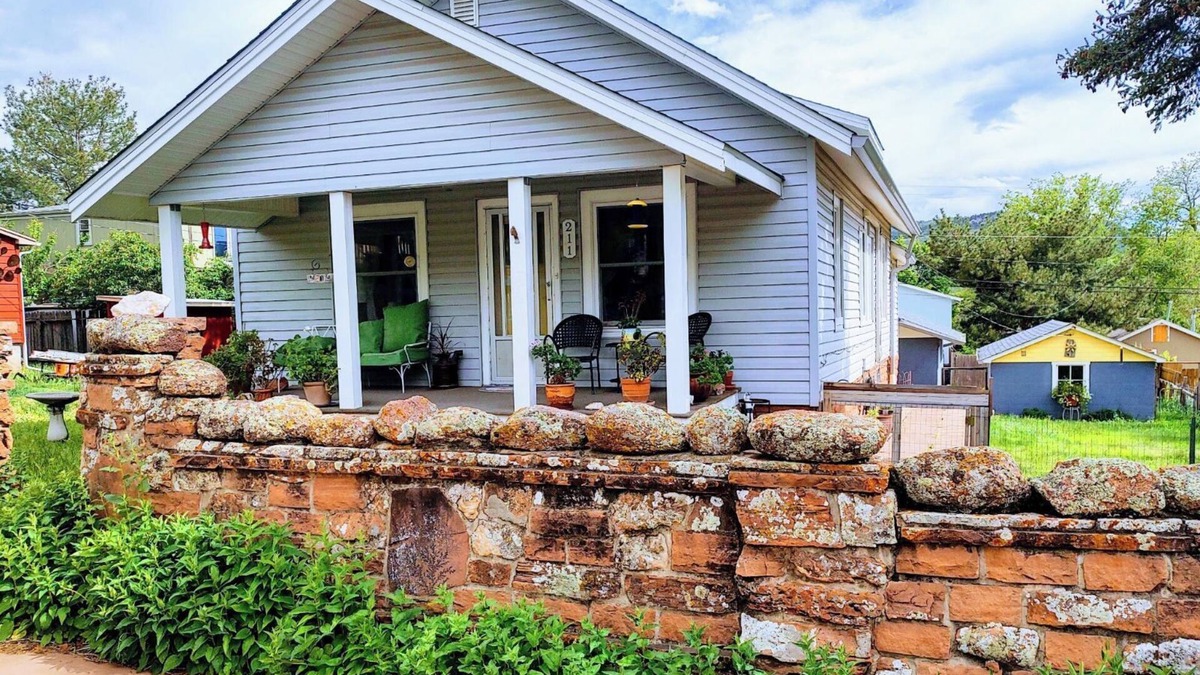 Lyons House | High St. Bungalow; 30 Day+ Lyons Gem! Mt Views, Location, Music, Dog Friendly