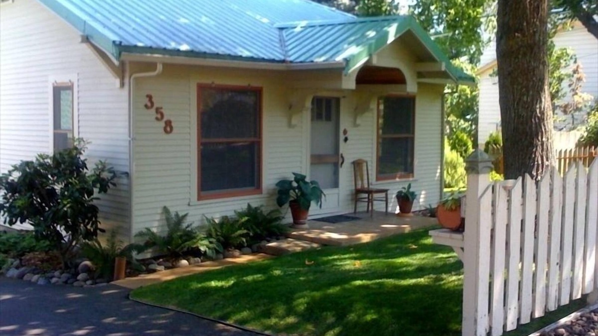 Historic Downtown District Cottage | High Street Cottage Artists' Garden Cottage Clean & Beautiful