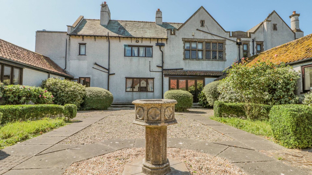 Flamborough House | HIGHCLIFFE MANOR, pet friendly, with hot tub in Flamborough