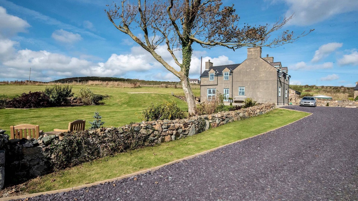 Rhydwyn Apartment | Highfield - a sea view that sleeps 6 guests in 3 bedrooms