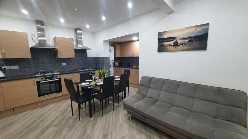 Wellingborough House | Highfield House - Ensuite, Parking, Wifi, Smart TV, Self Catering - Serving Contractors, Tourists, Santa Pod & Silverstone!