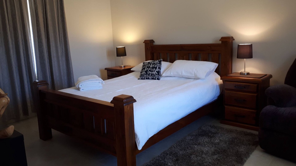 Kurrajong House | Highfields Country Cottages Valley View Sleeps 2 couples 1 Bedroom & QSofa