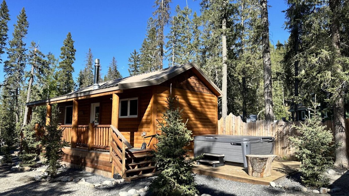 Bragg Creek Cabin | Highland Cabin at the Restart Ranch - hot tub - river access