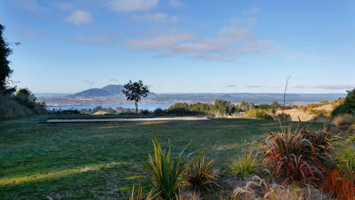 Acacia Bay House | Highland House - 5 Star property, Incredible Views, spacious, private, modern, family or groups