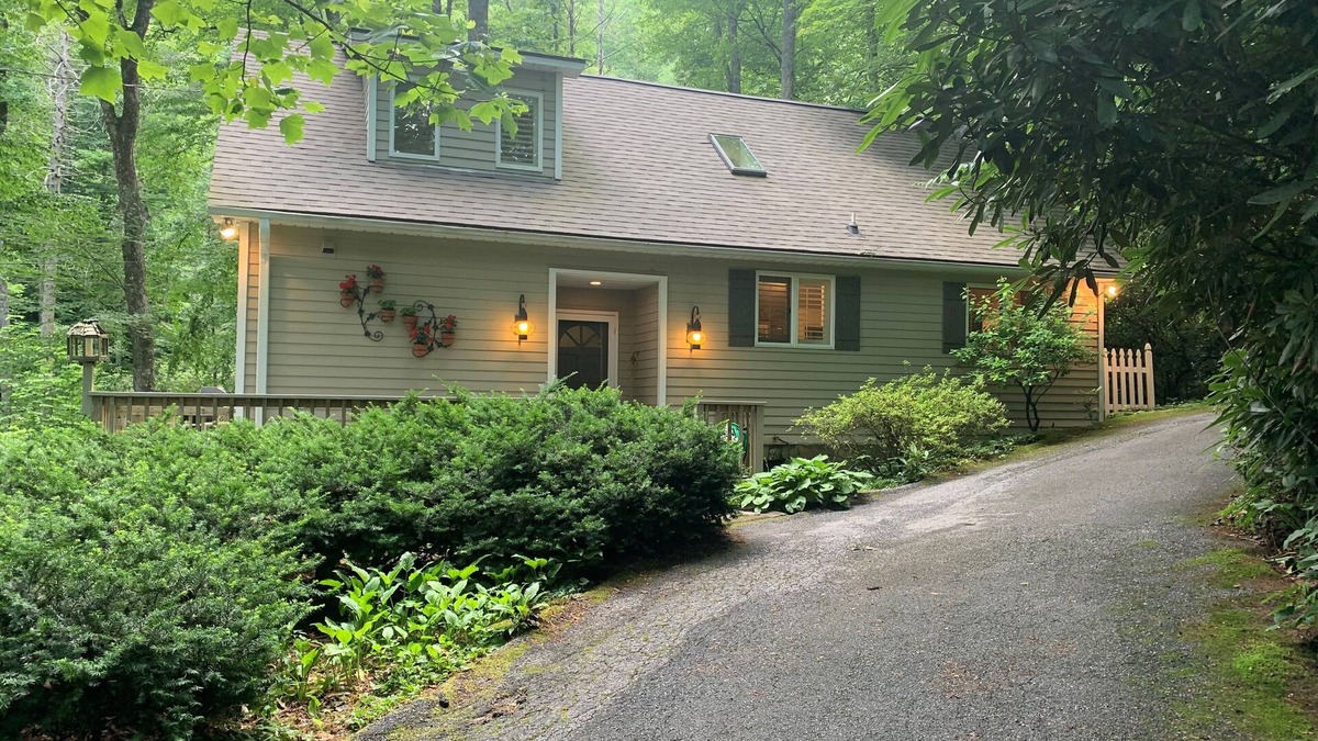 Highlands House | Highlands Stoney Creek Cottage 2 bed/2 bath, 1.5 miles to Town