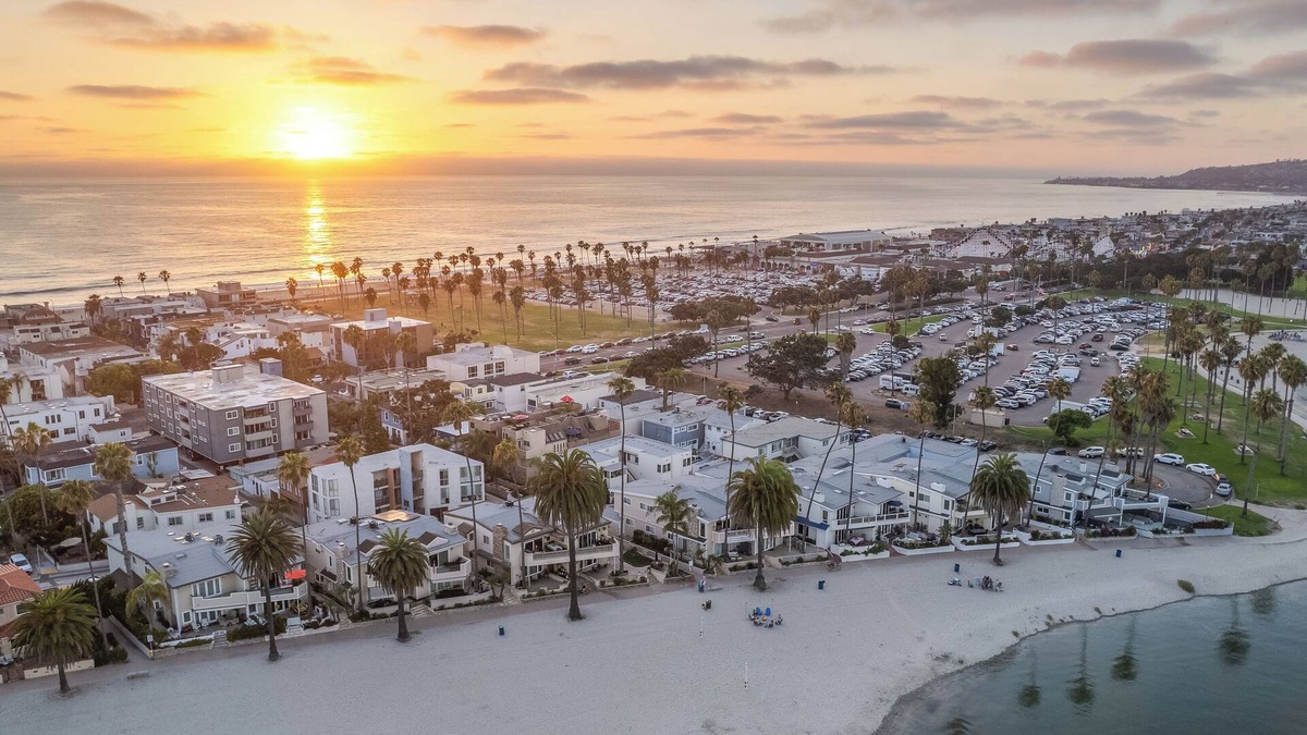 South Mission Beach Condo | Highly rated Best Beach!⛱️ 3Bd 2Ba AC Luxury KING Beds!