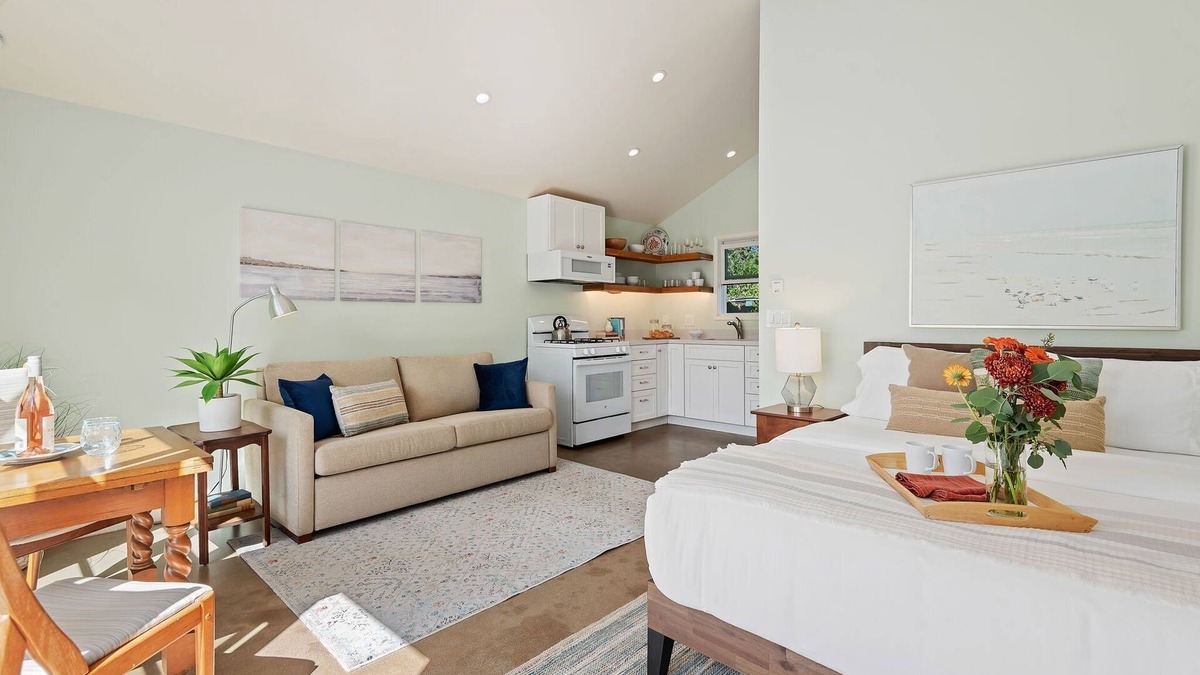 Montecito House | HIGHLY RATED! Comfortable Studio Cottage Walking Distance to Beach!