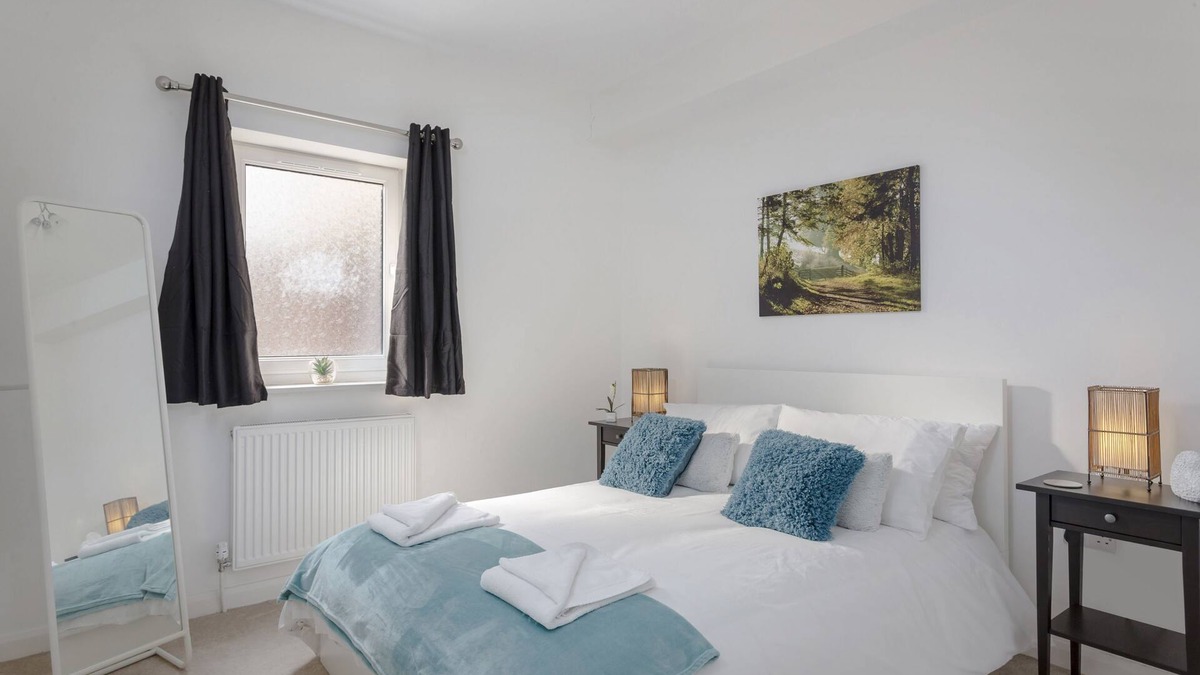 Luton Cottage | Highview Court - sleeps 4 guests in 1 bedroom