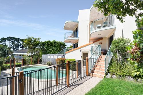 Alexandra Headland Apartment | Highwater Haven - Ocean View Apartment. 300m to Beach. Pet Friendly