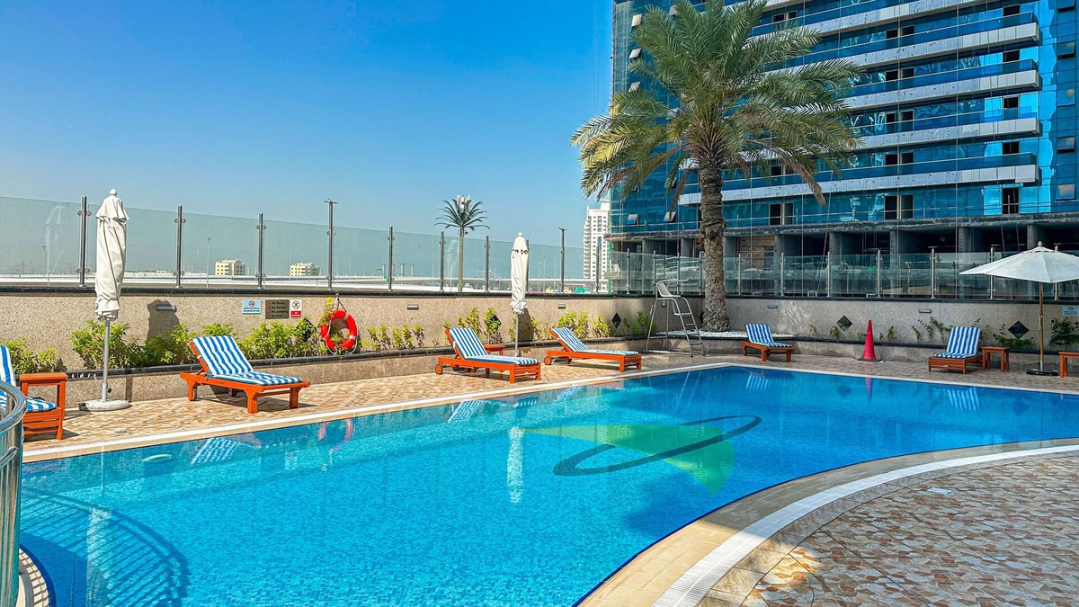 Jumeirah Lake Towers Apartment | HiGuests - Lake view