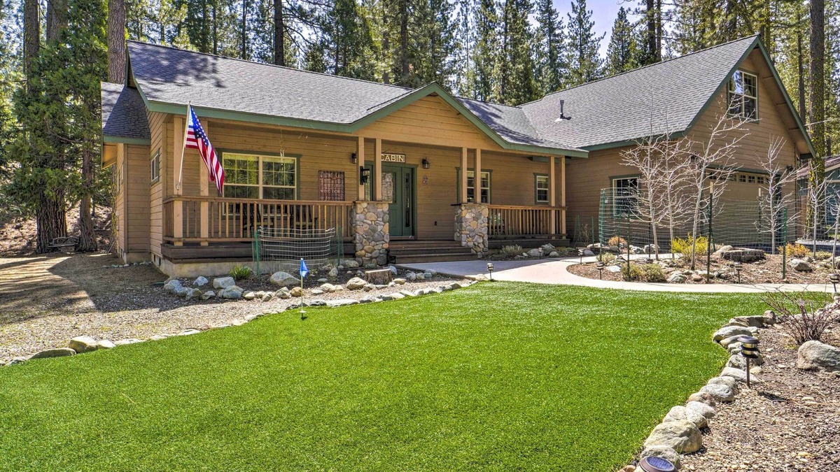 Graeagle Cabin | Hike + Explore: Graeagle Getaway w/Furnished Deck