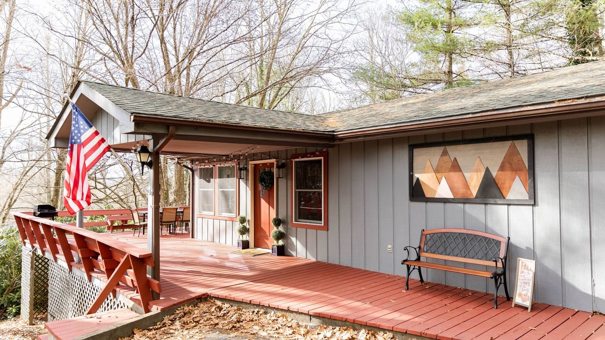 Newland Cabin | Hike, fish, swim & ski! Close to Grandfather Mountain, skiing & Linville Falls