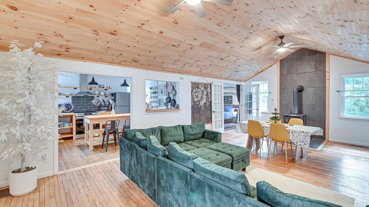 Summit House | Hike, Leaf Peep & Ski! Family Getaway in Summit