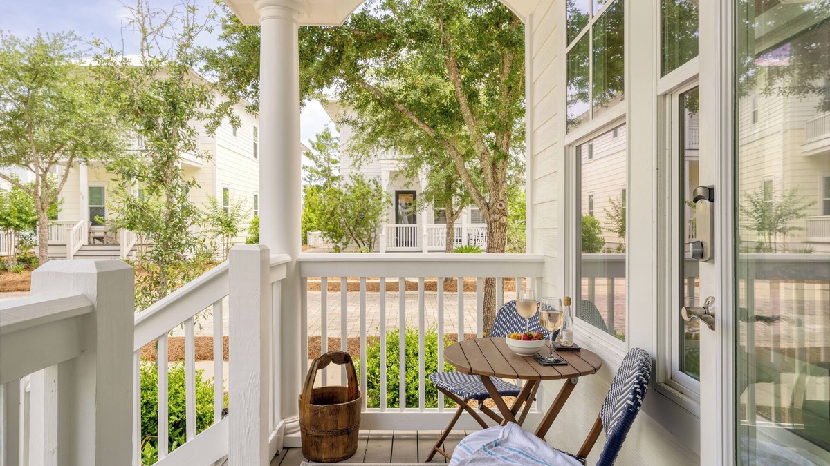 Greenway Park House | Hiker House by AvantStay | Beachy 4BR w/Communal Pool + Porch