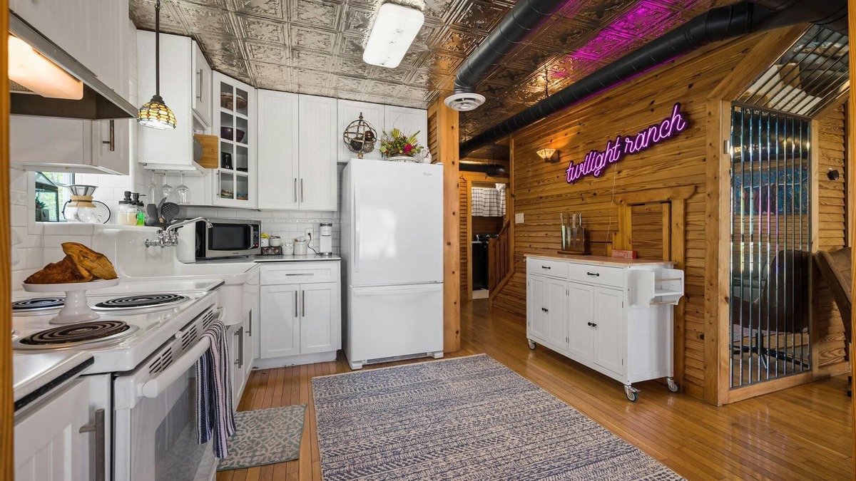 Fredericksburg House | Hill Country Cabin w/hot tub and dog friendly!