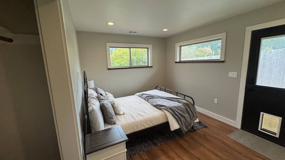 Freshwater House | Hill Crest Drive Queen Bed