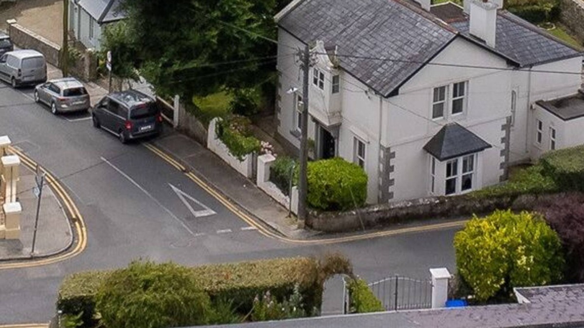 Clifden Ski Chalet | Hill House Clifden a home full of character