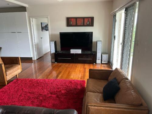 Ascot Apartment | Hill top 2-bedroom home with charming view