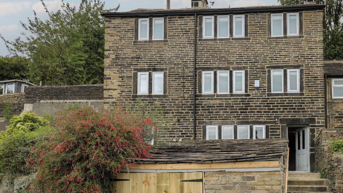 Hepworth Cottage | HILL TOP COTTAGE, pet friendly, with open fire in Holmfirth
