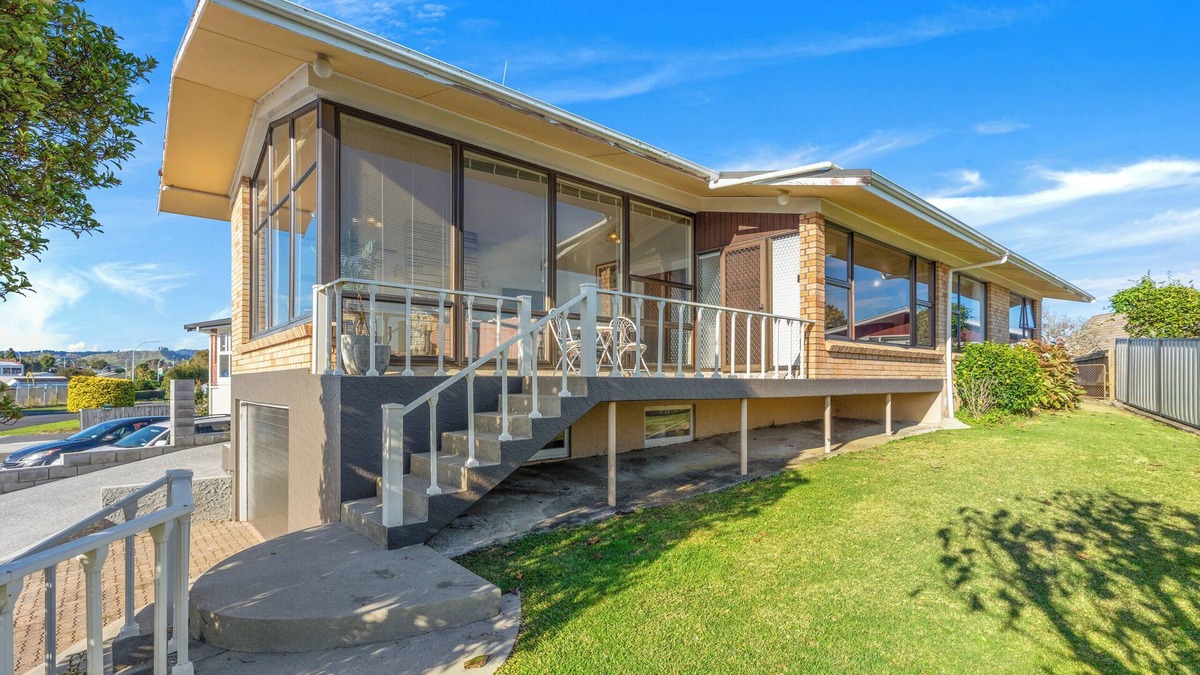 Maungatapu House | Hill Top House - Tauranga Holiday Home