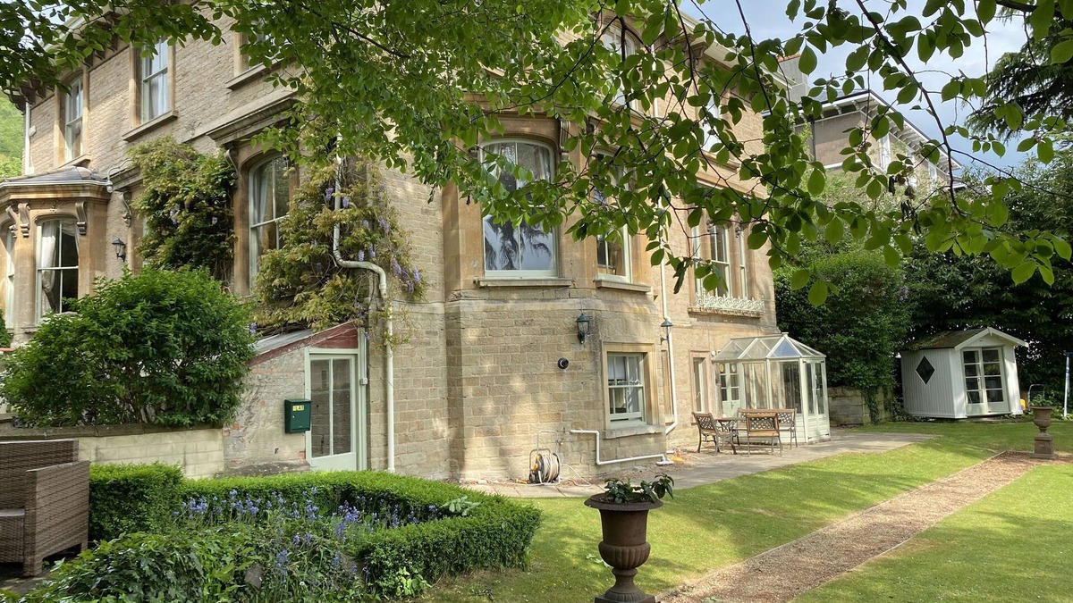 Malvern Apartment | Hill view , town centre apartment in beautiful and peaceful Malvern