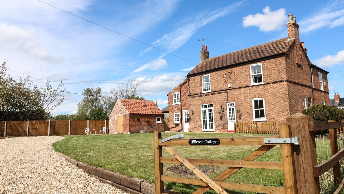 Rampton House | HILLCREST, pet friendly, character holiday cottage in Rampton