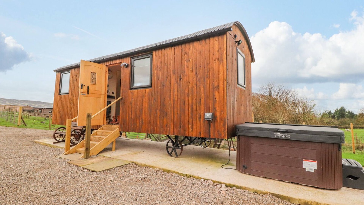 Preston Cottage | HILLCREST SHEPHERDS HUT, romantic, with hot tub in Chipping