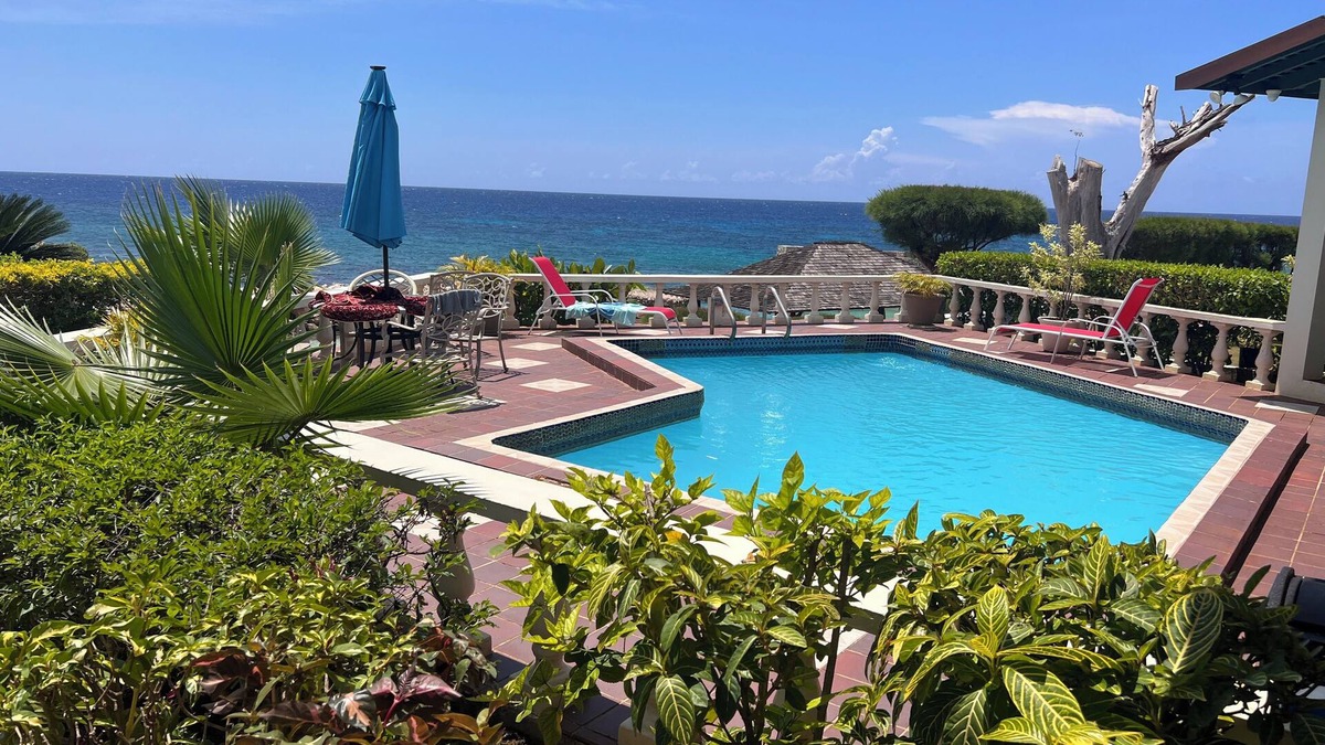 Discovery Bay Villa | Hillcrest Villa - Comfort of a Hotel/Privacy of a Home