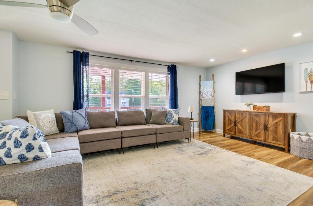 Hillsboro House | Hillsboro Hideaway with Private Hot Tub and Bunkhouse!