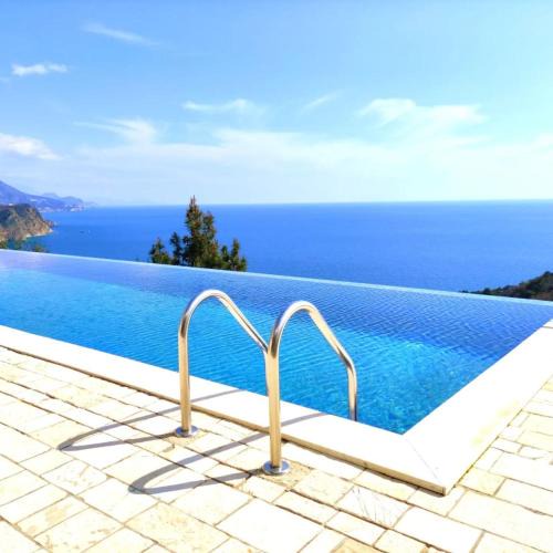 Budva Apartment | Hillside Apartment with Infinity Pool and Sea View