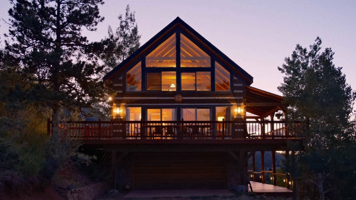 Cascade-Chipita Park Cabin | Hillside Cabin - Mt Views - Patio Decks - Hot Tub