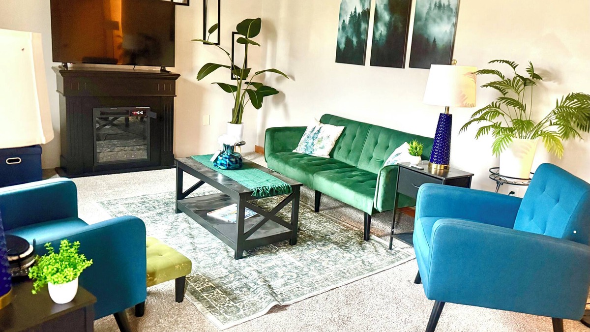 Charleston House | HILLSIDE CHARMER 4-bedroom, 2-bathroom house in delightful South Charleston.