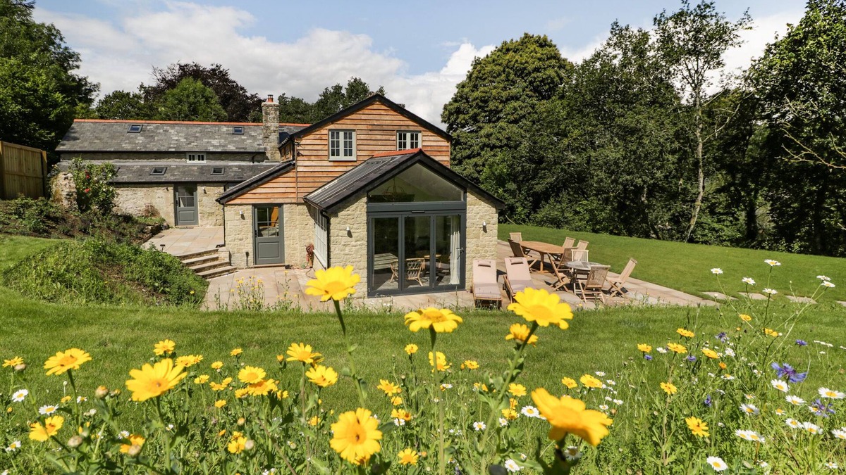 Shaftesbury Cottage | HILLSIDE COTTAGE, pet friendly, with hot tub in Shaftesbury