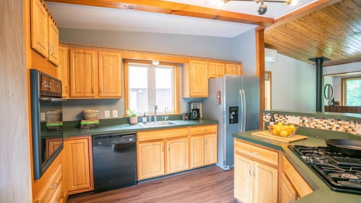 Mount Marion House | Hillside Escape: HIT's Home w/Pool & Hot Tub