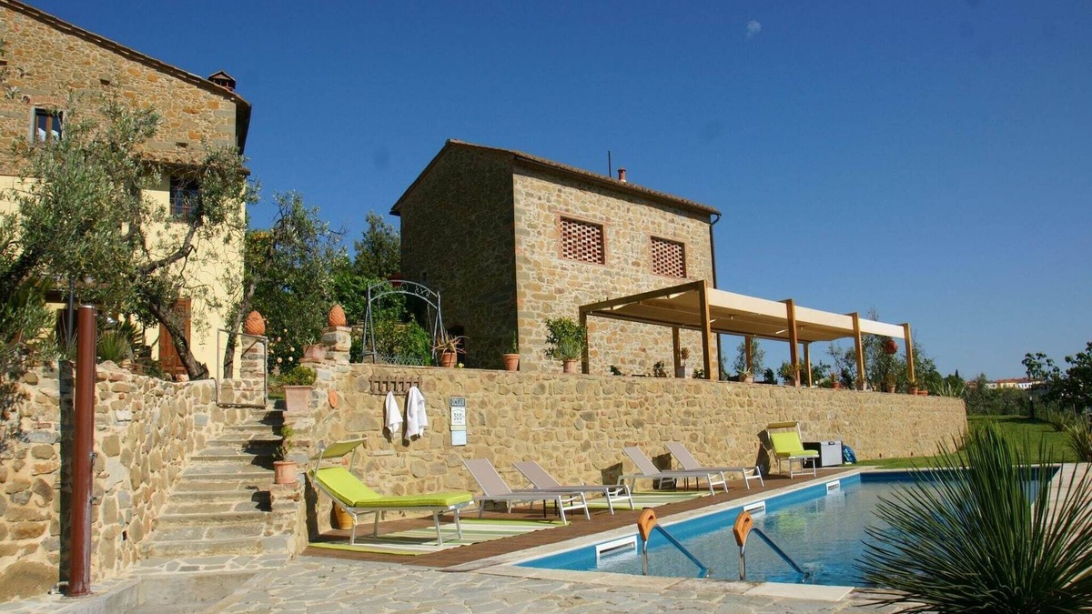 Vitolini House | Hillside Escape in Vinci