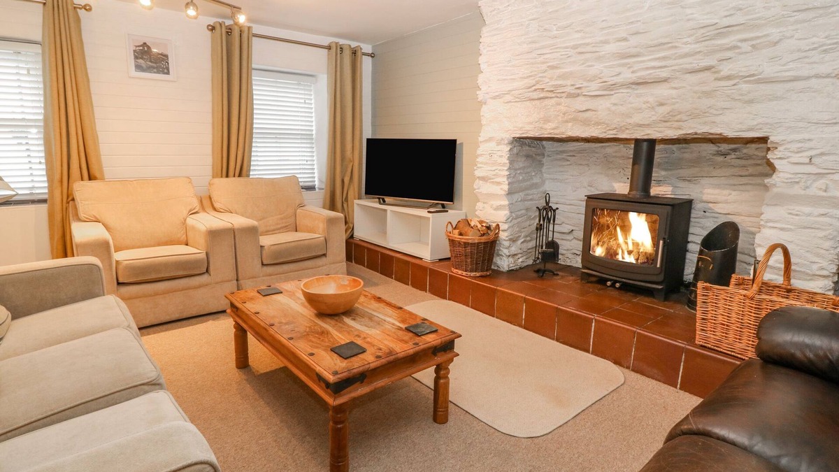 Talsarnau Cottage | HILLSIDE, family friendly, with open fire in Penrhyndeudraeth