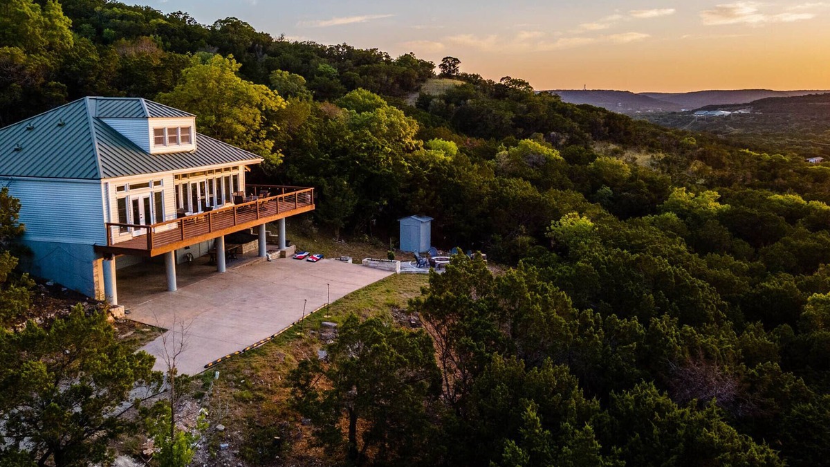 Leander House | Hillside Glass House Nestled in Bird Sanctuary