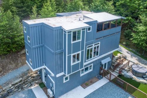 Boone Apartment | Hillside Hideaway- Container Home in Blowing Rock (4 miles from Appalachian Ski Mountain)