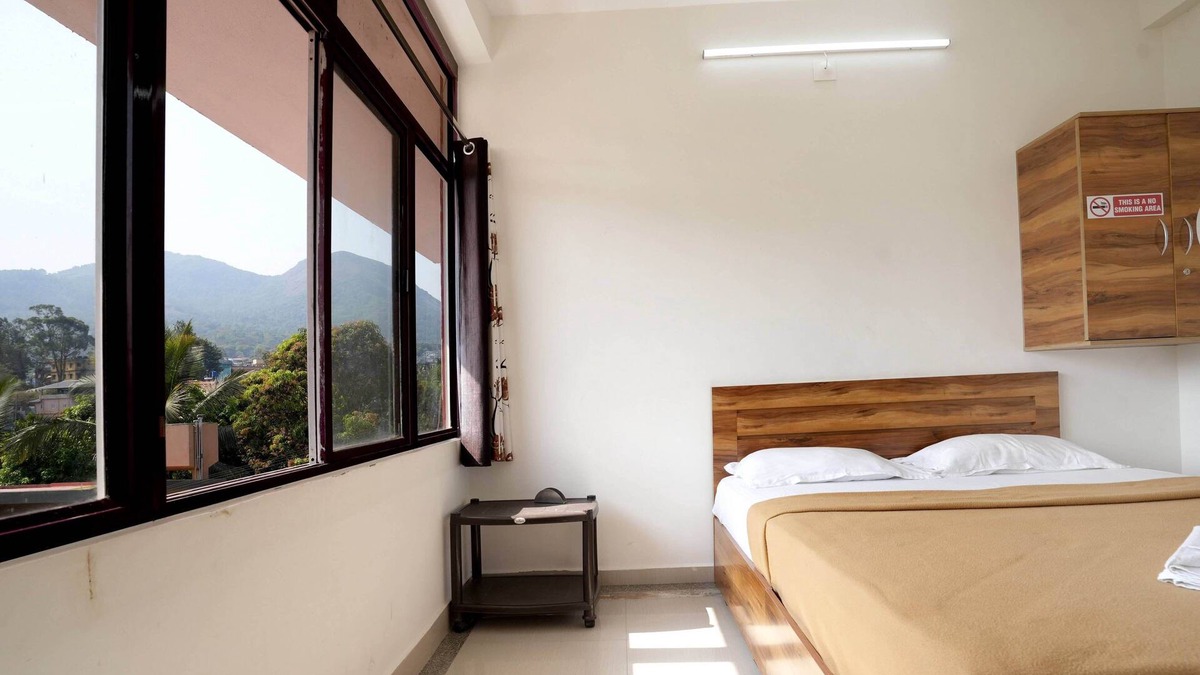 Gudalur Hotel | Hillside Hideaway