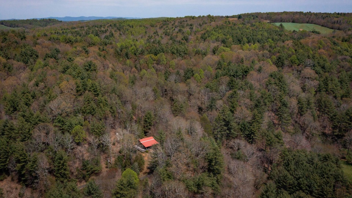 Hillsville Cabin | Hillside Hideaway