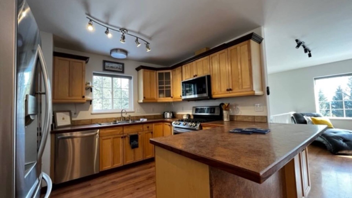 Homer House | HILLSIDE HIDEAWAYnRelax in this peaceful home.Grill your catch of the day!