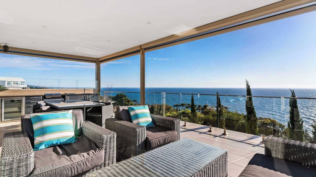 Mount Martha House | Hillside Luxe | Spa & Bay Views