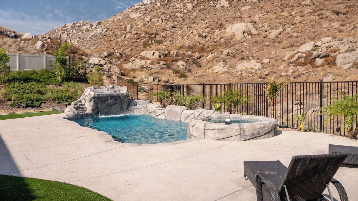 San Jacinto House | Hillside Retreat W/Grotto Pool, Hot Tub & Patio