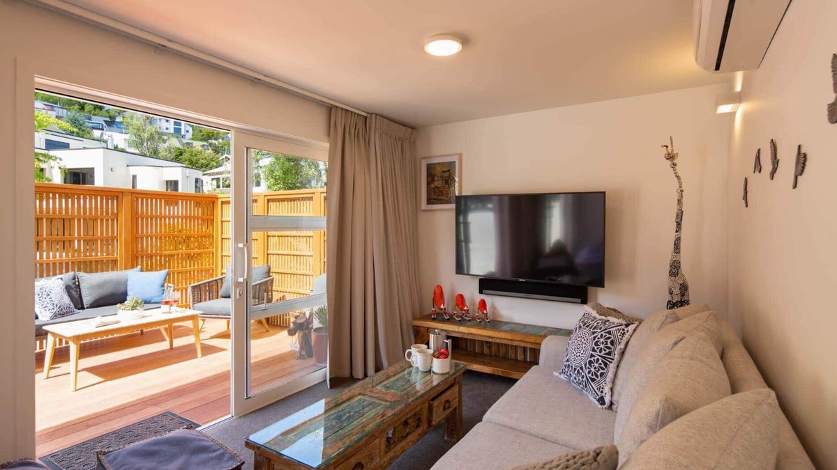 Queenstown City Centre Apartment | Hillside Villa 1: Walk to Town, Free Parking & A/C